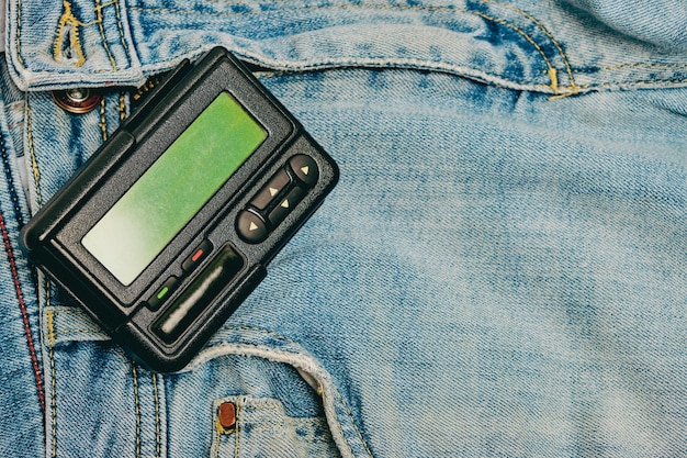 Le téléavertisseur est un vieux gadget rétro pour la communication sur les jeans