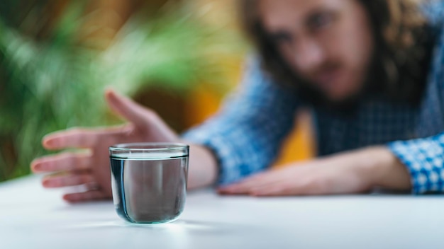 Télékinésie Pratiquer les pouvoirs télékinétiques avec un verre d'eau