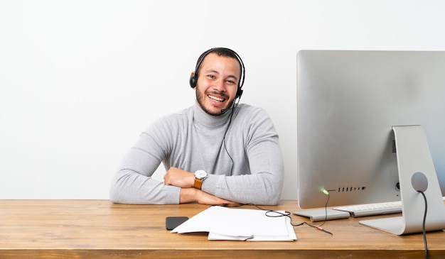 Télémarketing colombien souriant