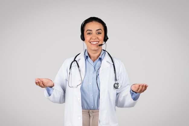 Télémédecine ehealth heureuse femme médecin brésilienne avec casque et stéthoscope gesticulant et souriant