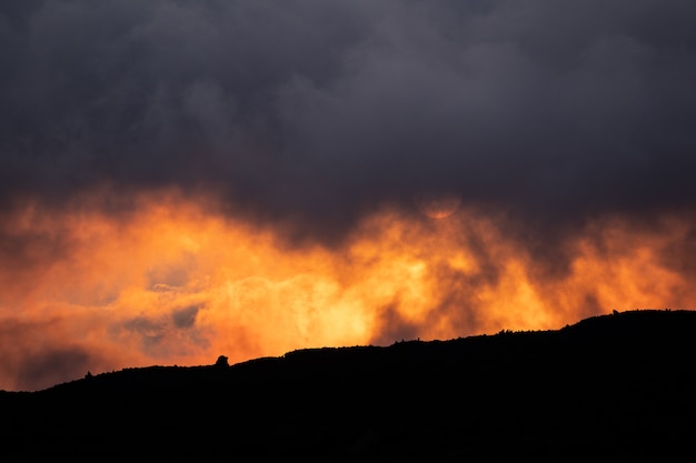 Téléobjectif du lever du soleil près des montagnes