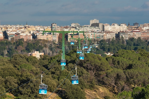 Photo téléphérique au-dessus du parc de la casa de campo à madrid, en espagne.