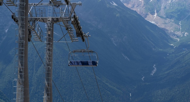 Téléphérique au sommet d'une montagne avec des bancs dans un terrain montagneux incroyable