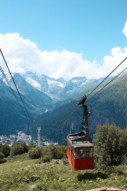 Téléphérique dans les montagnes herbe et montagnes avec glaciers village alpin dans les montagnes