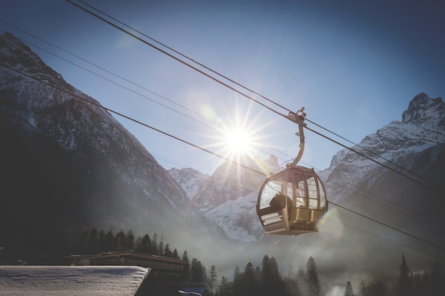 Photo téléphérique dans la station de ski