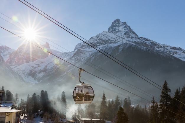 Photo téléphérique dans la station de ski