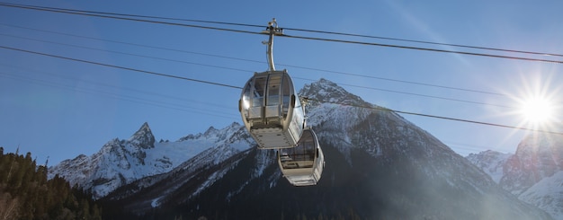 Téléphérique dans la station de ski