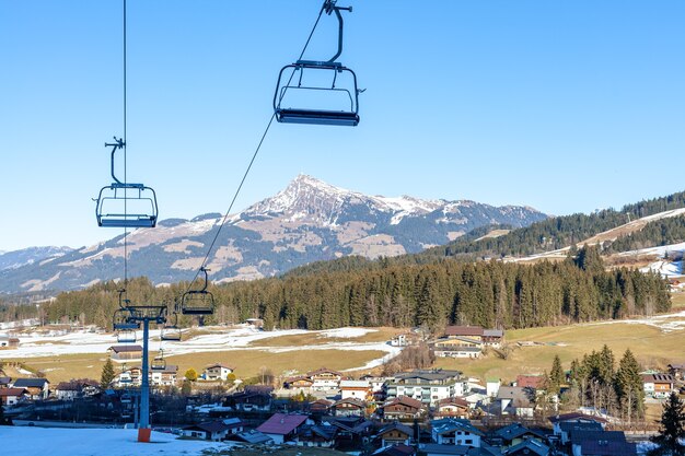 téléphérique dans la zone de montagne pour les touristes et les skieurs