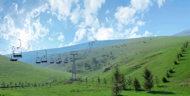 Téléphérique en été dans les montagnes Kirghizistan centre de loisirs Orlovka tourisme et voyages