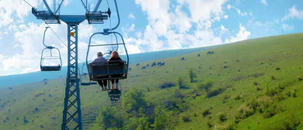 Téléphérique en été dans les montagnes Kirghizistan centre de loisirs Orlovka tourisme et voyages