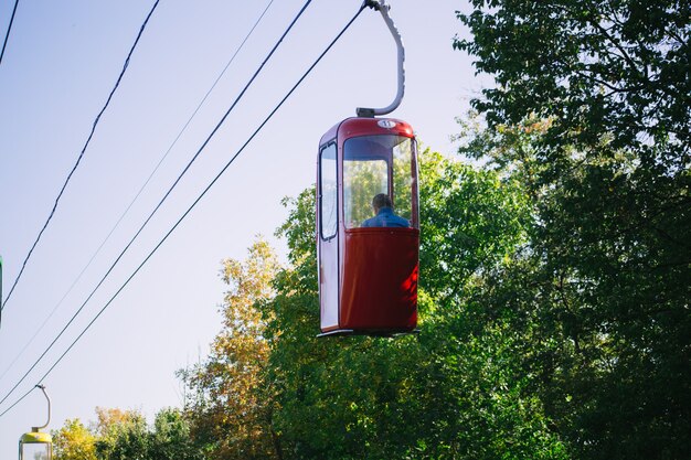 Téléphérique futuriste soviétique à Kharkov dans le parc Gorki