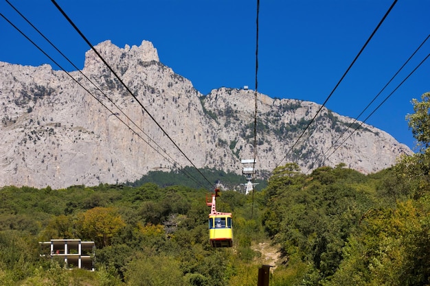 Téléphérique jusqu'au sommet d'AiPetri dans les montagnes de Crimée Ukraine