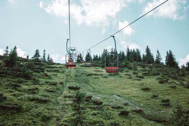 Téléphérique en mouvement au sommet de la montagne contre ciel bleu nuageux sport et vie active vue panoramique de ...