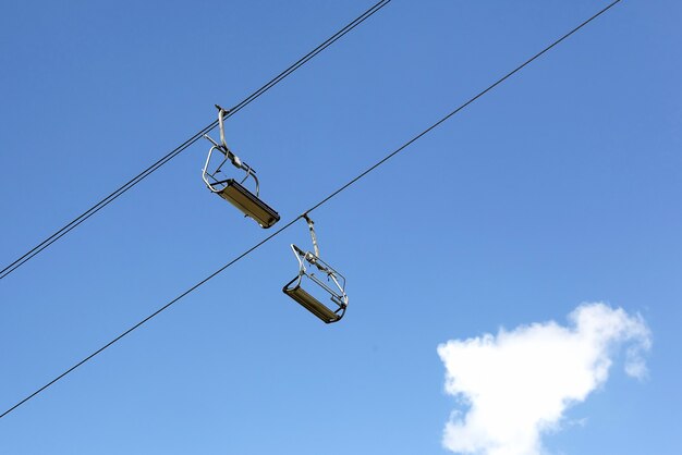 Téléphérique pour les skieurs dans le ciel. transport dans les zones montagneuses