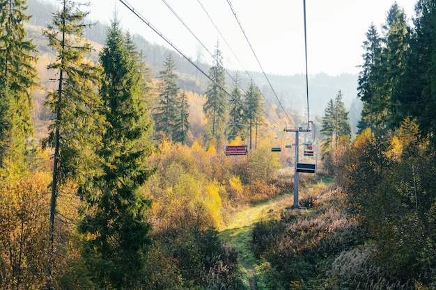 Téléphérique sur la station de ski Papier peint panoramique automne doré