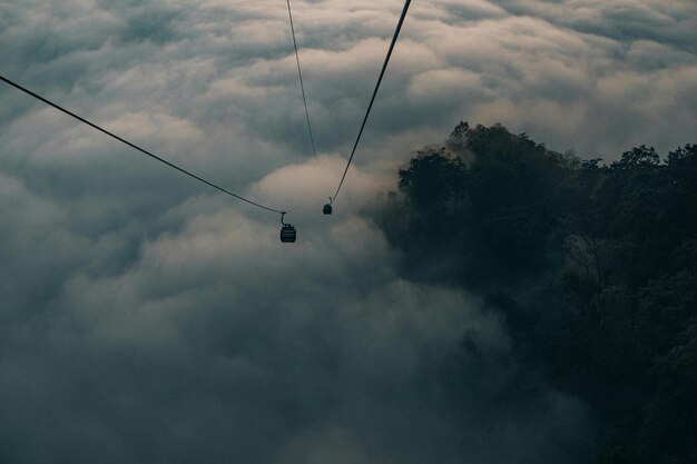 un téléphérique à travers les nuages