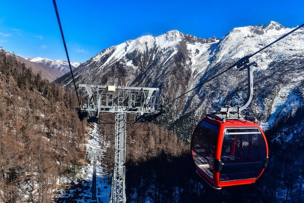 Téléphérique avec vue sur la montagne enneigée du parc national Dagu Glacier Chengdu