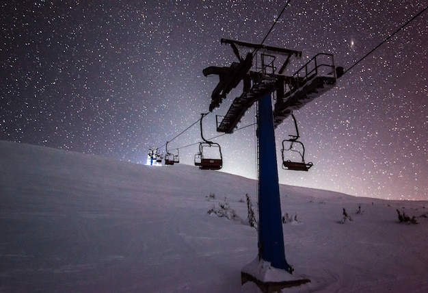 Les téléphériques s'accrochent aux câbles dans une nuit silencieuse