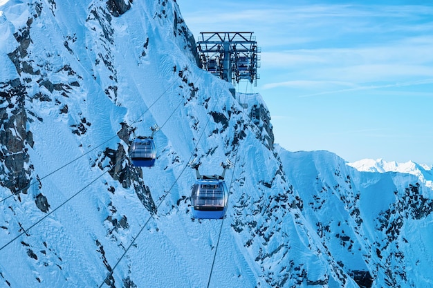 Téléphériques sur la station de ski du glacier Hintertux au Tyrol à Mayrhofen dans la vallée de Zillertal en Autriche dans les Alpes d'hiver. Télésièges à Hintertuxer Gletscher dans les montagnes alpines avec neige blanche et ciel bleu.