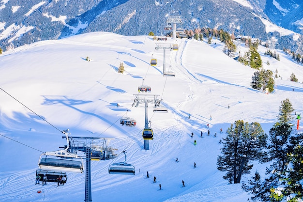 Téléphériques et télésièges de la station de ski du parc Penken au Tyrol à Mayrhofen dans la vallée de Zillertal, Autriche, Alpes d'hiver. Montagnes alpines avec neige blanche, ciel bleu. Plaisir de descente sur les pistes enneigées autrichiennes