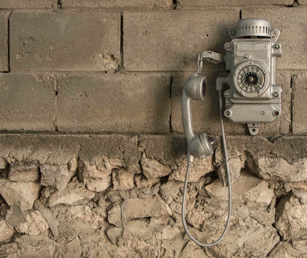 Téléphone ancien avec disque boîtier en métal rétro