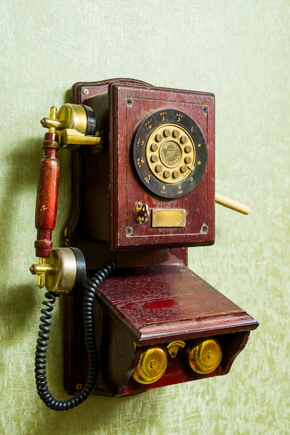 Téléphone antique sur le mur