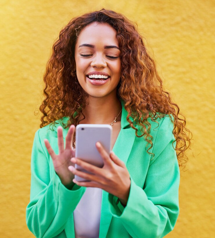 Photo téléphone de beauté et femme noire isolée sur fond jaune pour un blog de maquillage de recherche en ligne ou des conseils de couleur de mode jeune mannequin ou personne tapant sur une application mobile ou un smartphone pour une vente ou une remise heureuse