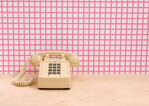 Téléphone beige analogique vintage avec boutons gris Copier l'espace pour le texte