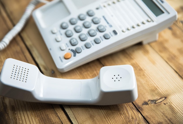 Téléphone blanc sur table