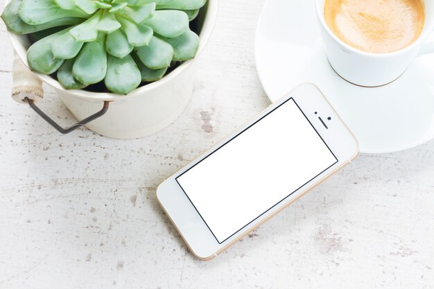 Téléphone blanc sur la table