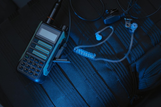 Un téléphone bleu et noir avec une boîte bleue dessus