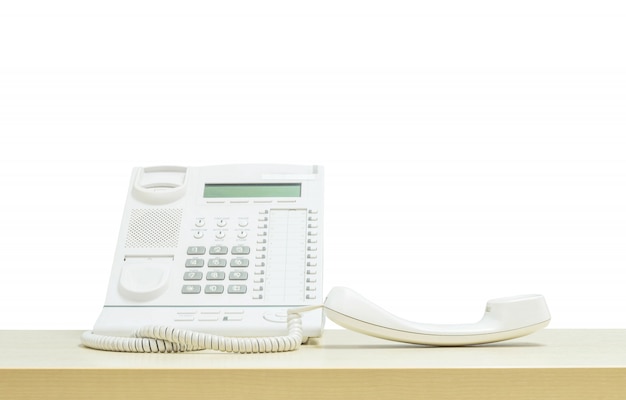 Téléphone de bureau agrandi sur bureau isolé sur blanc