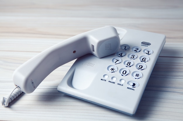 Téléphone domestique blanc sur la table