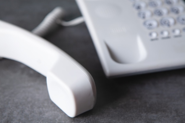 Téléphone domestique blanc sur la table