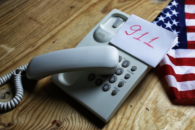 Téléphone domestique sur fond de bois concept d'urgence 911