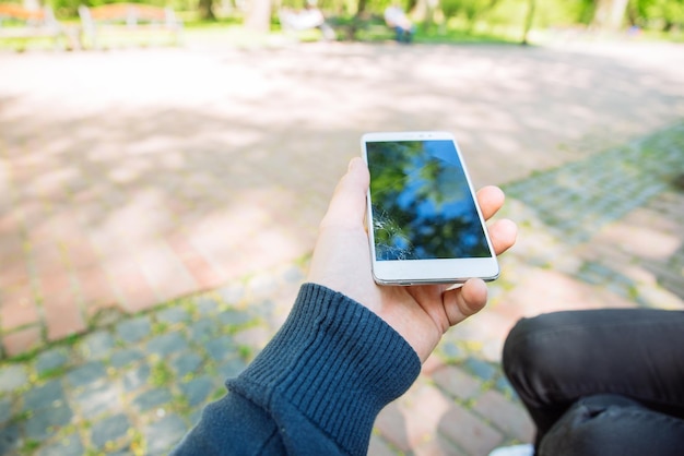 Téléphone avec écran fissuré dans un étui hors garantie