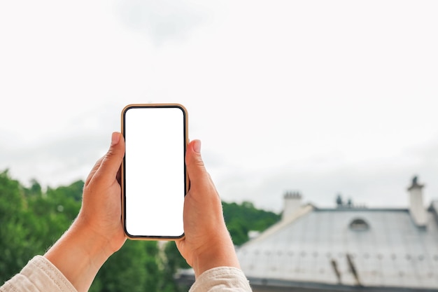 Téléphone avec un écran sur le fond de la ville