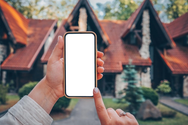 Téléphone avec écran isolé sur le fond du chalet