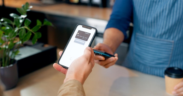 Téléphone Fintech ou mains du client dans un café avec caissier pour le magasinage vente ou paiement à la caisse Factures automatiques ou gros plan de la personne payant pour le service café ou thé dans un restaurant ou un dîner