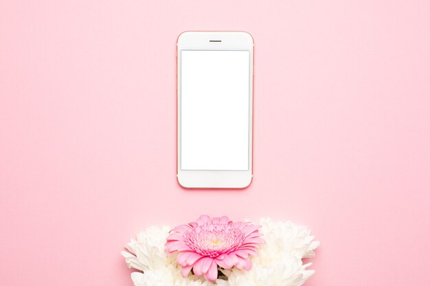 téléphone et fleur rose