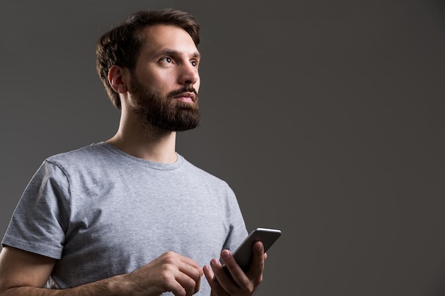 Téléphone homme barbu en levant