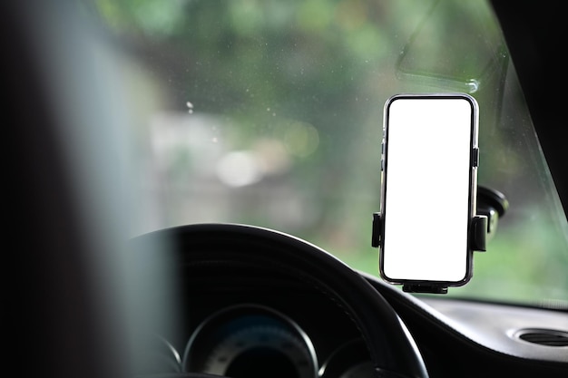 Téléphone intelligent dans le support de pare-brise de voiture pour la navigation gps de carte Écran vide pour votre texte publicitaire