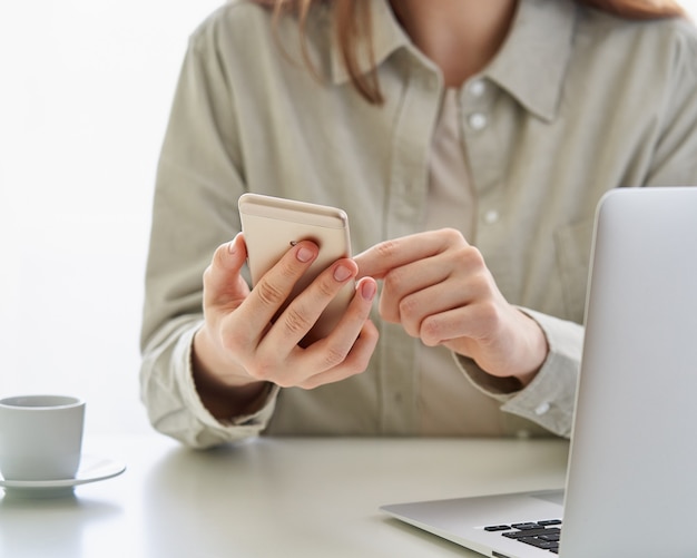 Téléphone intelligent défilant doom féminin sans visage au concept de travail de dépendance mobile millénaire