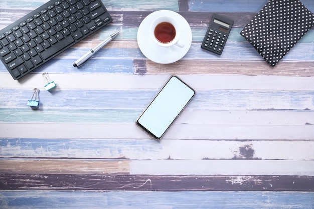 téléphone intelligent avec écran vide et bureau fixe sur table