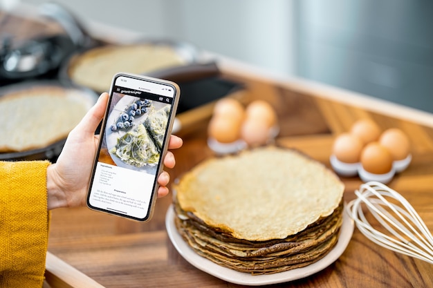 Téléphone intelligent avec recette de délicieuses crêpes