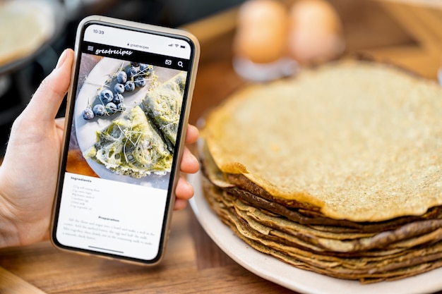 Téléphone intelligent avec recette de délicieuses crêpes