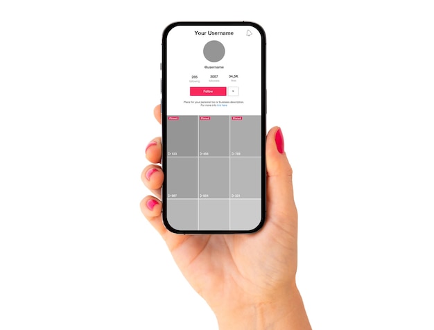 Téléphone en main avec une maquette d'application de partage de vidéos sur son écran