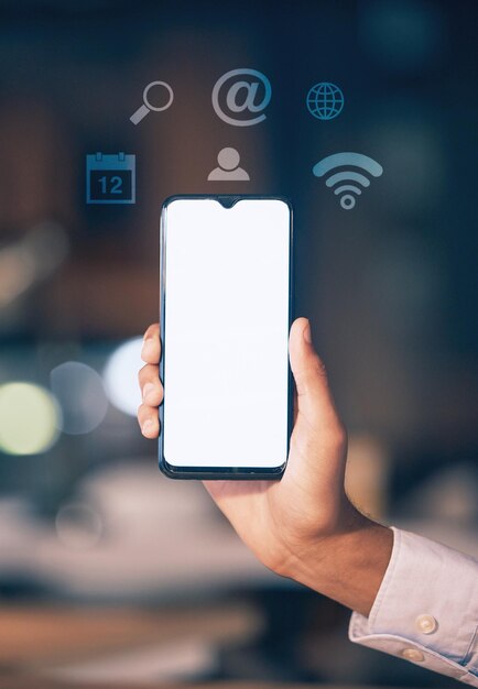 Photo téléphone mains et écran de maquette avec icônes la nuit pour la mise en réseau des médias sociaux ou la communication au bureau
