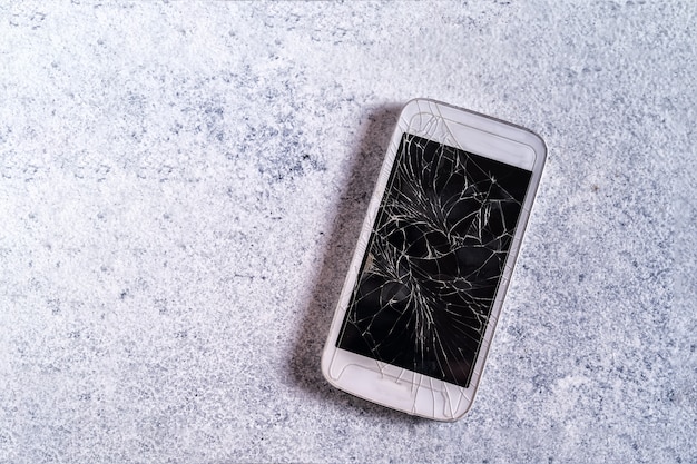 Téléphone portable cassé avec écran fissuré