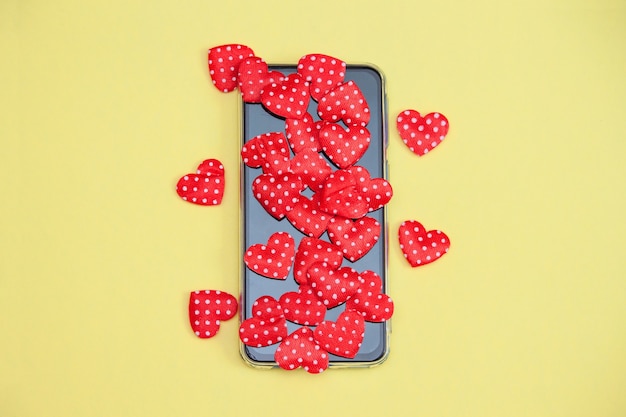 Photo téléphone portable avec coeurs, amour, concept de la saint-valentin.